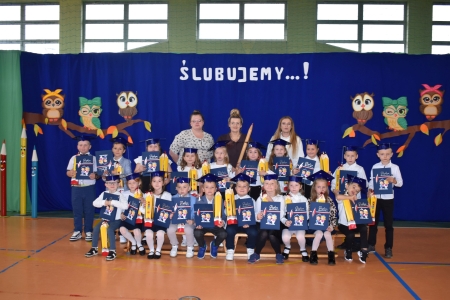 Pasowanie na Ucznia klas pierwszych w Szkole Podstawowej im. Powstańców Wielkopolskich w D